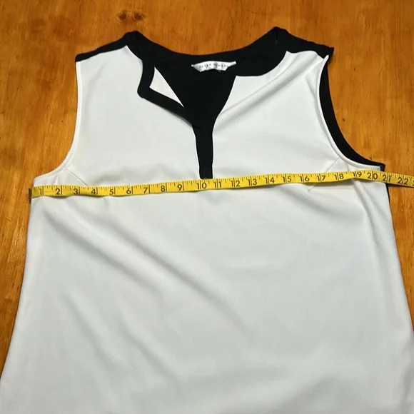 Peter Nygard Classic White Black V Neck Sleeveless Top - Picture 6 of 9